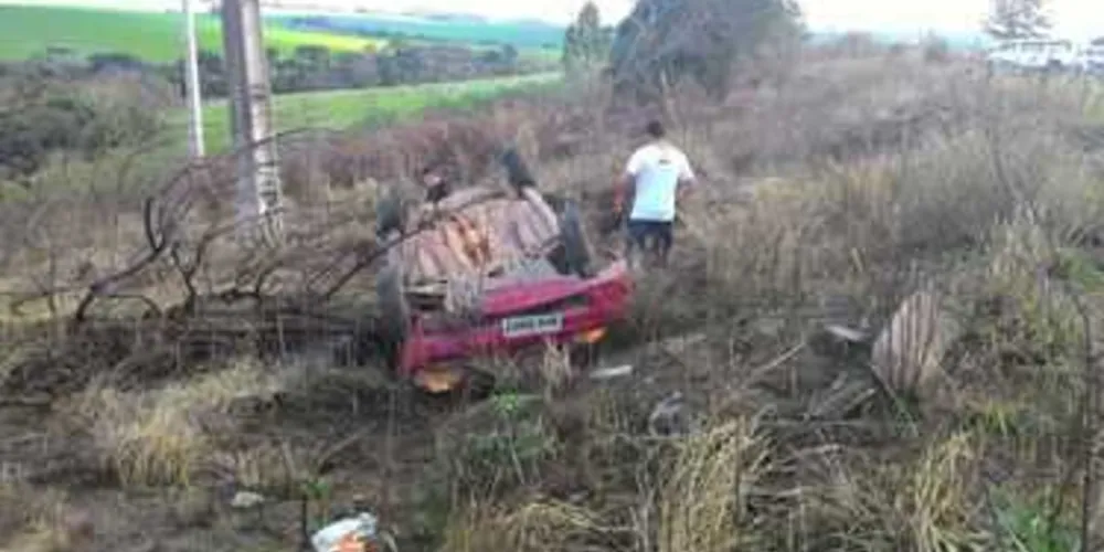 Imagem ilustrativa da imagem Carro com casal e duas crianças capota na PR-151