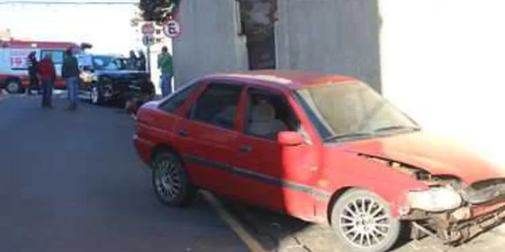 Imagem ilustrativa da imagem Motorista se fere em colisão no Centro e vai a pé ao PSM