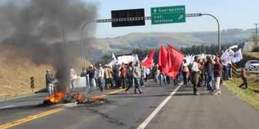 Imagem ilustrativa da imagem Manifestantes fecham rodovia BR-277 em Irati