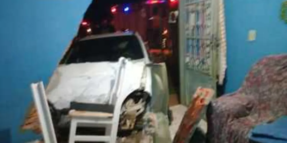 Imagem ilustrativa da imagem Carro invade casa após colisão e sete ficam feridos