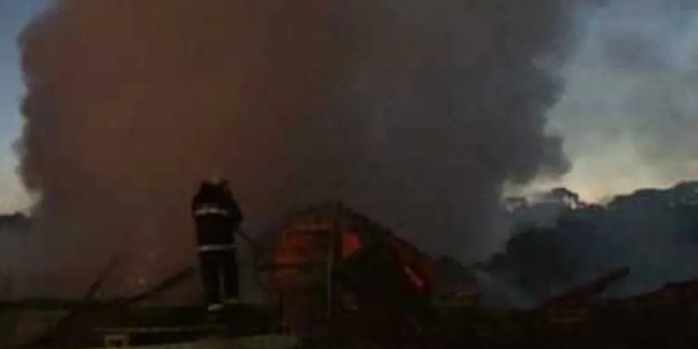 Imagem ilustrativa da imagem Idosos morrem carbonizados em incêndio no PR