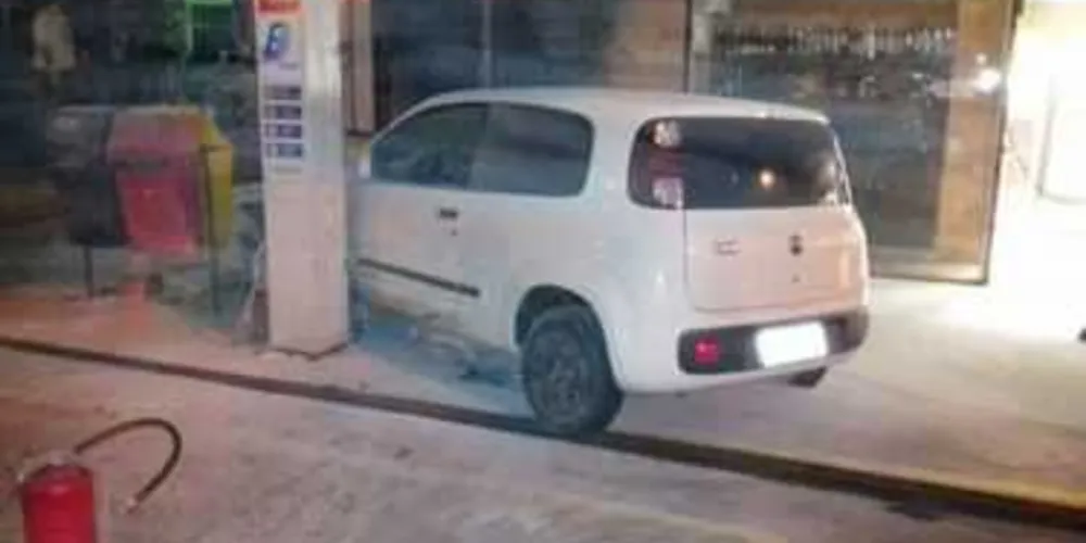 Imagem ilustrativa da imagem Carro invade posto, bate em bomba e pega fogo no PR