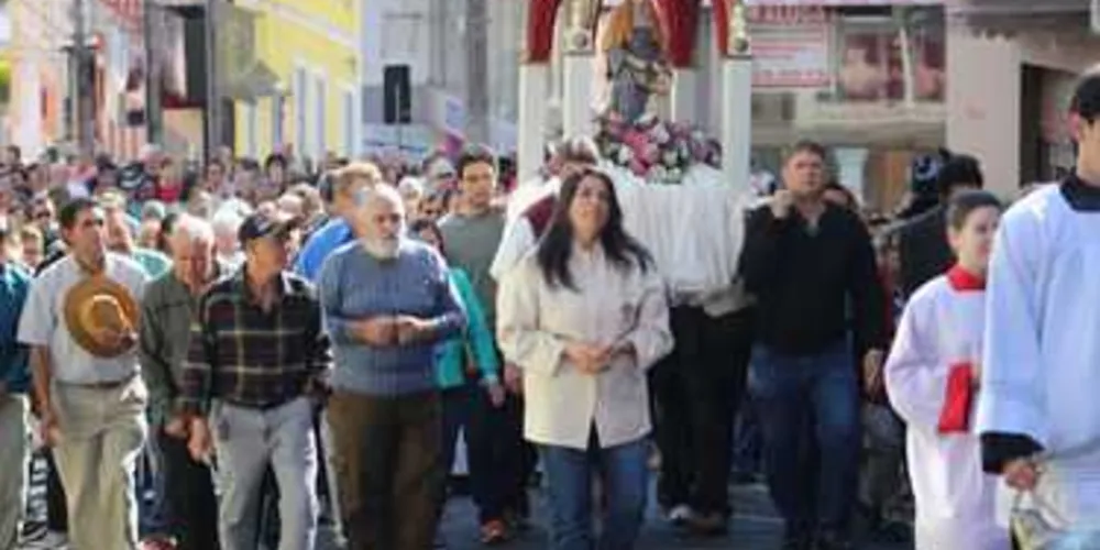 Imagem ilustrativa da imagem Procissão de Sant’Ana leva centenas às ruas
