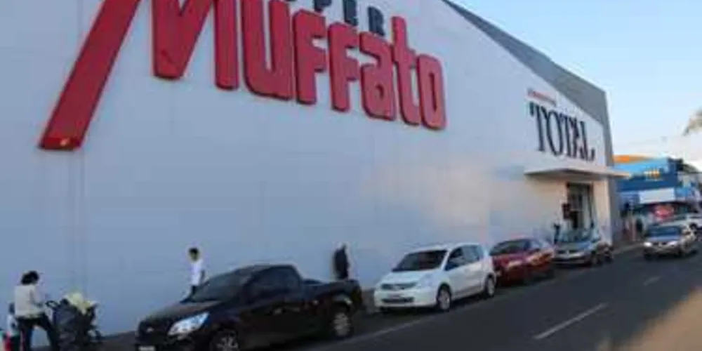 No comércio, apenas shoppings e mercados abrem. Lojas de rua e agências dos Correios e bancárias fecham
