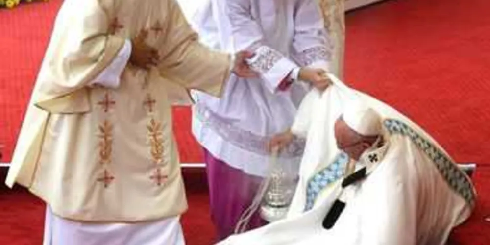 Papa caiu durante celebração religiosa na manhã de quinta-feira