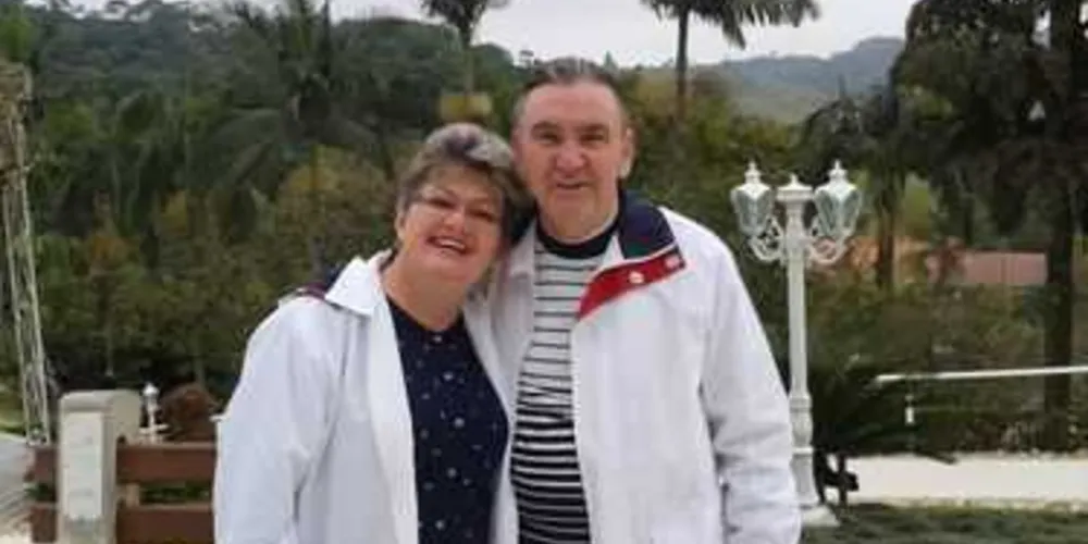  Zuk e a esposa Peggy Gutmann durante passeio em Camboriú 