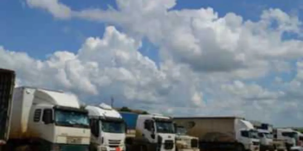 Imagem ilustrativa da imagem Transportadoras ameaçam parar 100 mil caminhões no Sul