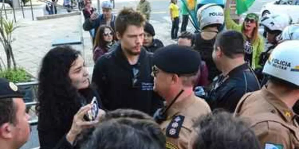 Atriz foi hostilizada e precisou ser escoltada pela PM