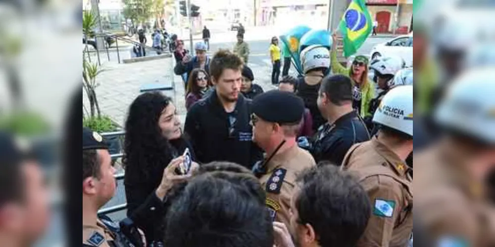 Atriz foi hostilizada e precisou ser escoltada pela PM