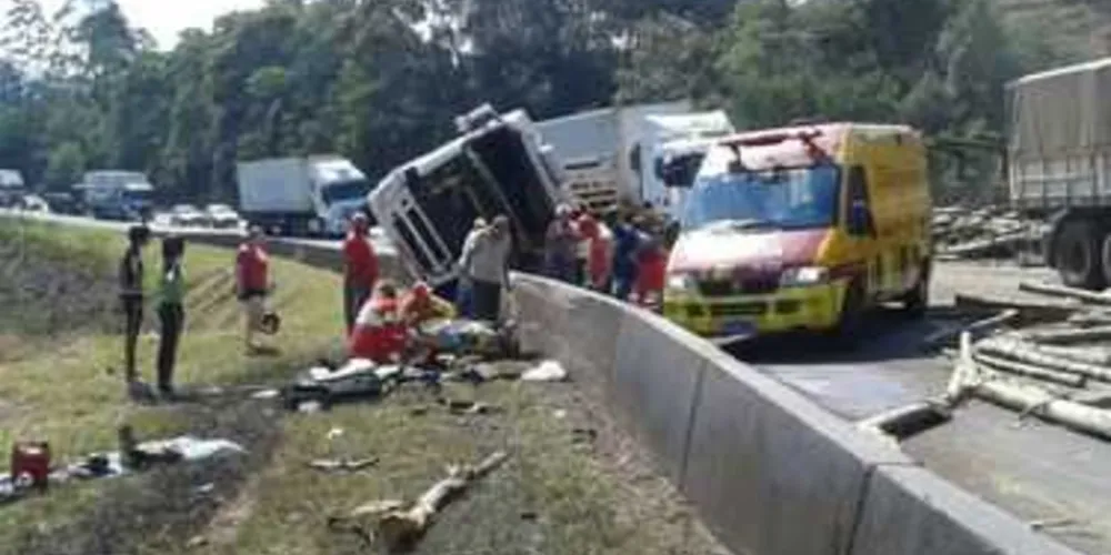 Imagem ilustrativa da imagem Carreta tomba e bloqueia rodovia em Ortigueira