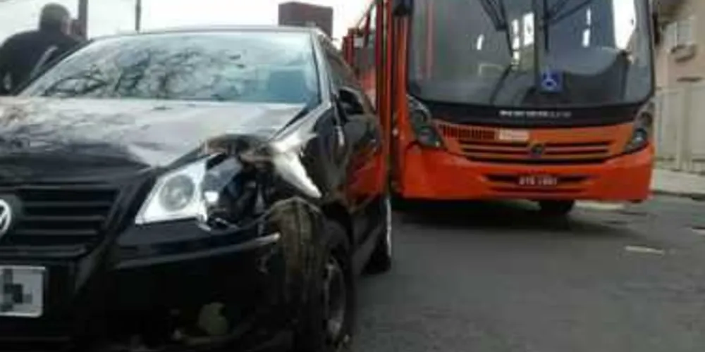 Imagem ilustrativa da imagem Acidente com ônibus deixa dois feridos em PG