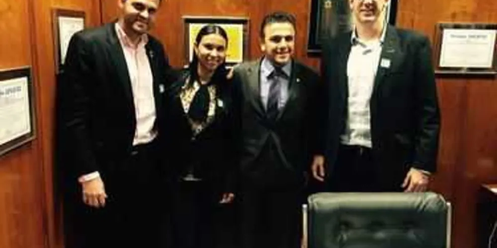 Aliel com Fernando Milagre, Júlio César Vasconcelos e Priscila Dias, assessora da Presidência 
