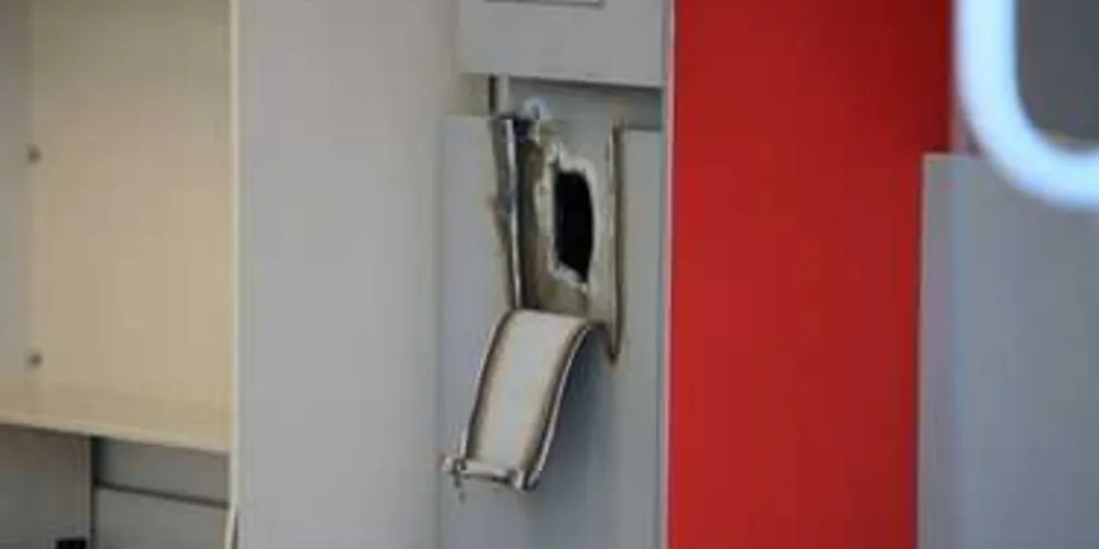 Caixa eletrônico foi arrombado dentro do Santander