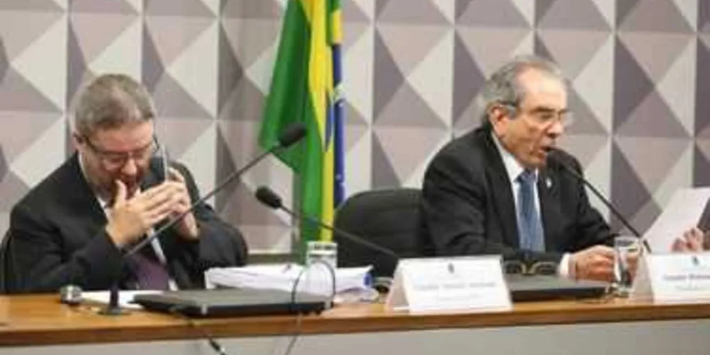 O relator Antonio Anastasia e o presidente da Comissão do Impeachment, Raimundo Lira, durante sessão para discutir 