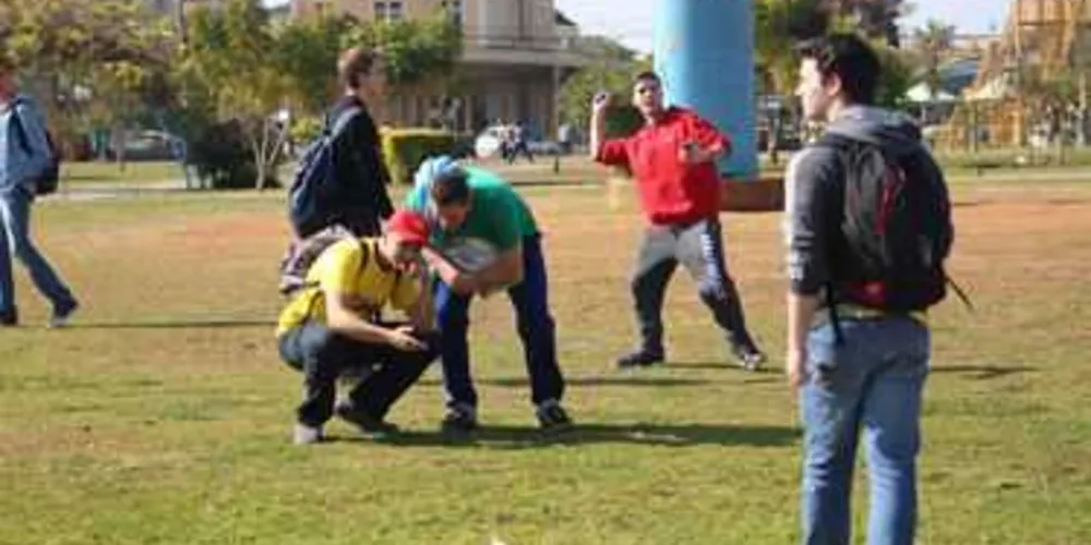 Imagem ilustrativa da imagem ‘Pokémon GO’ vira febre e leva jovens à caça virtual em PG