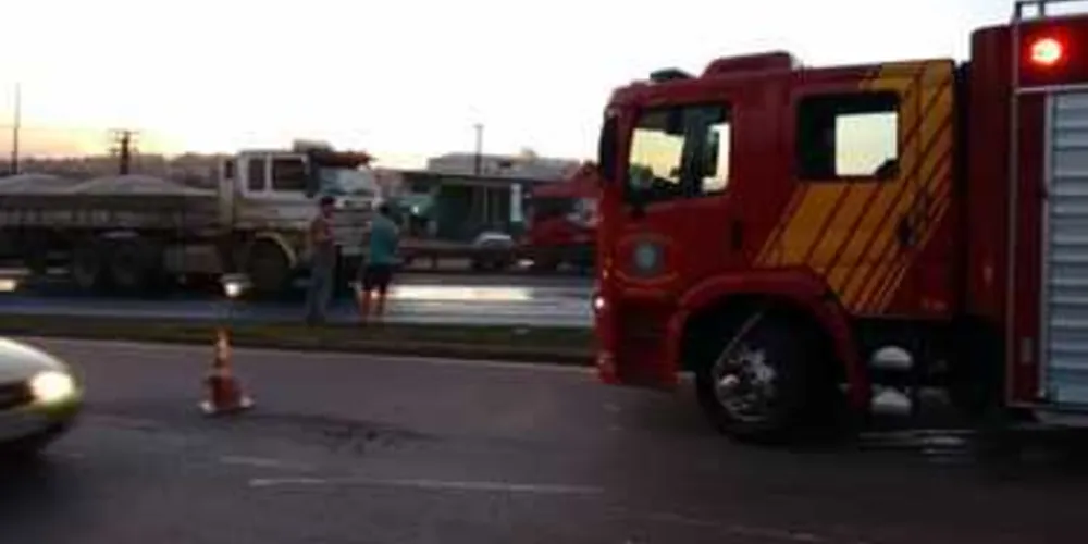 Imagem ilustrativa da imagem Caminhões batem na BR-376 em PG e lentidão chega a 2 km
