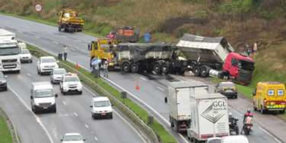 Acidente causou grande congestionamento em PG