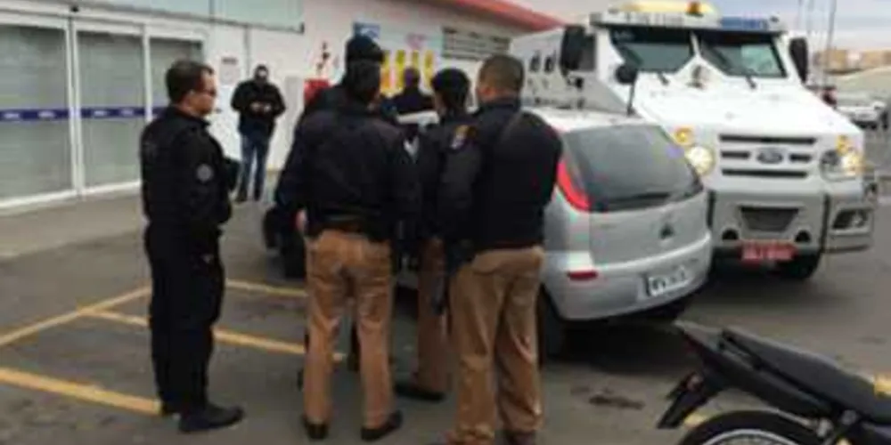Imagem ilustrativa da imagem Bandidos trocam tiros em hipermercado no PR e deixam feridos