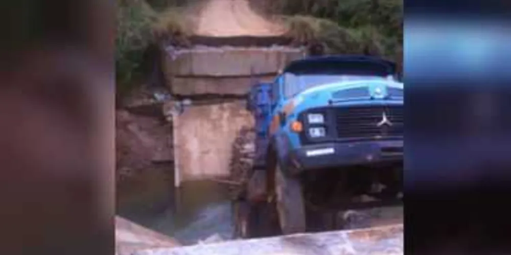 Imagem ilustrativa da imagem Ponte cai em Arapoti e deixa caminhão pendurado