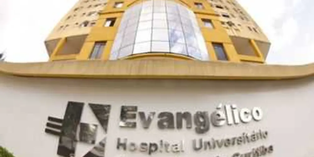 Policial foi levado ao Hospital Evangélico, onde segue internado