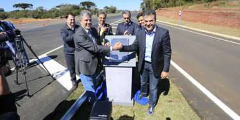 Imagem ilustrativa da imagem Richa inaugura novo trecho de pistas duplas na BR-376