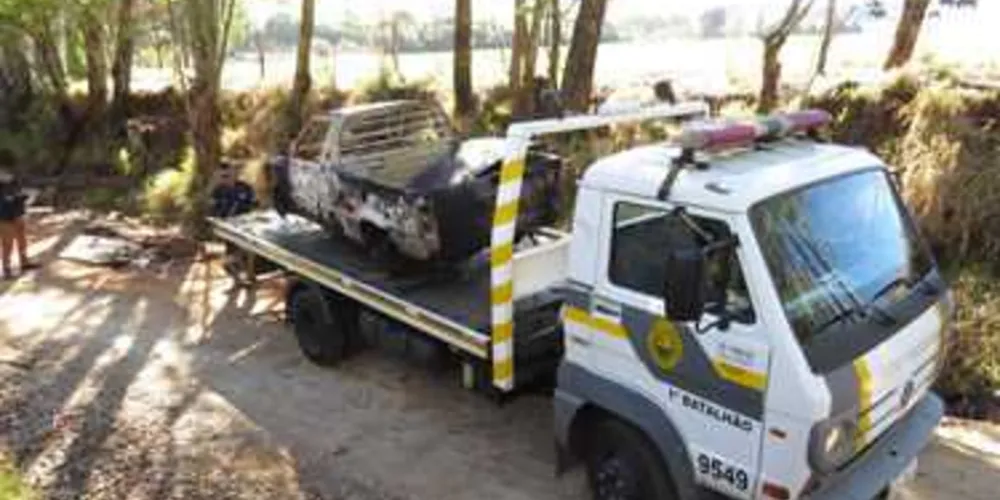 Veículo foi localizado na estrada que dá acesso ao Cemitério Jardim Paraíso