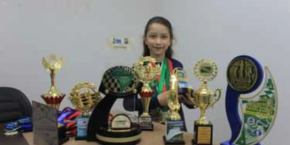 Ísis exibe a coleção de medalhas e troféus