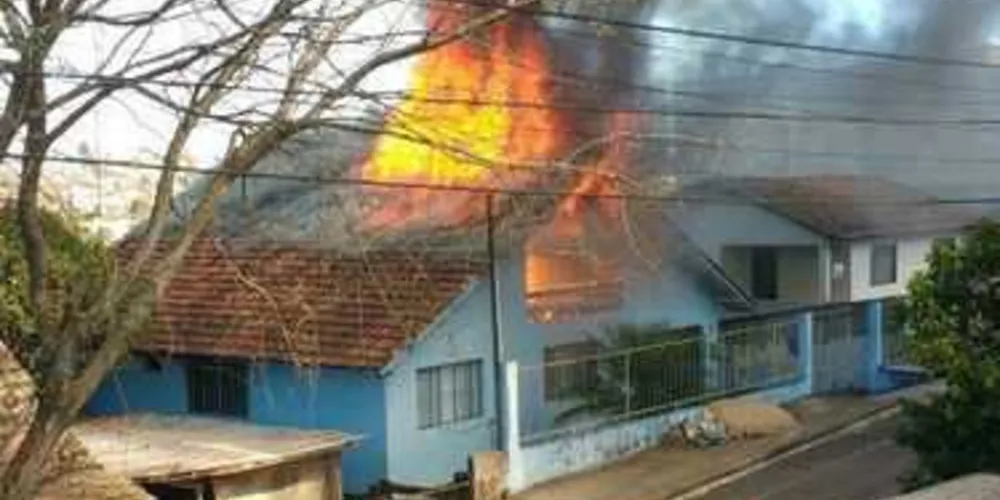 Imagem ilustrativa da imagem Casa é tomada pelo fogo no Centro de Telêmaco Borba