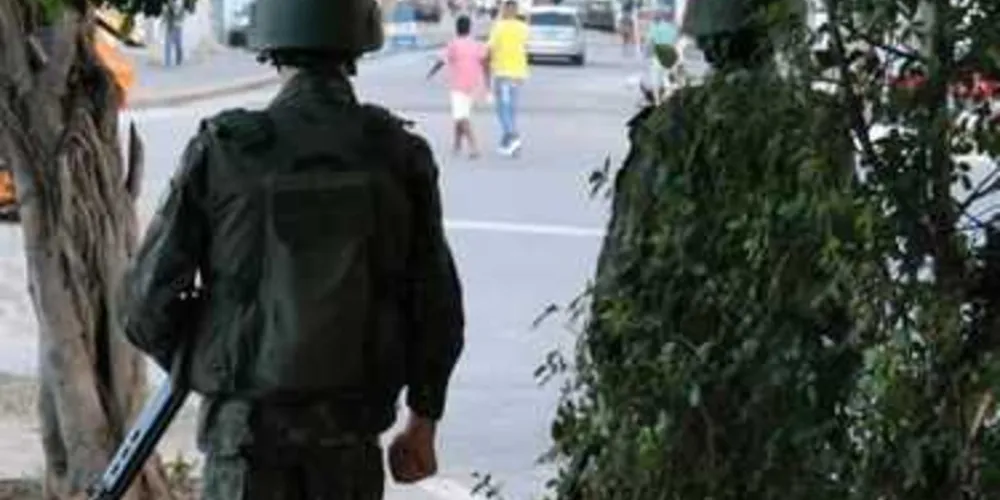 Soldados do Exército mantêm o controle do acesso à comunidade Vila do João, no Complexo da Maré