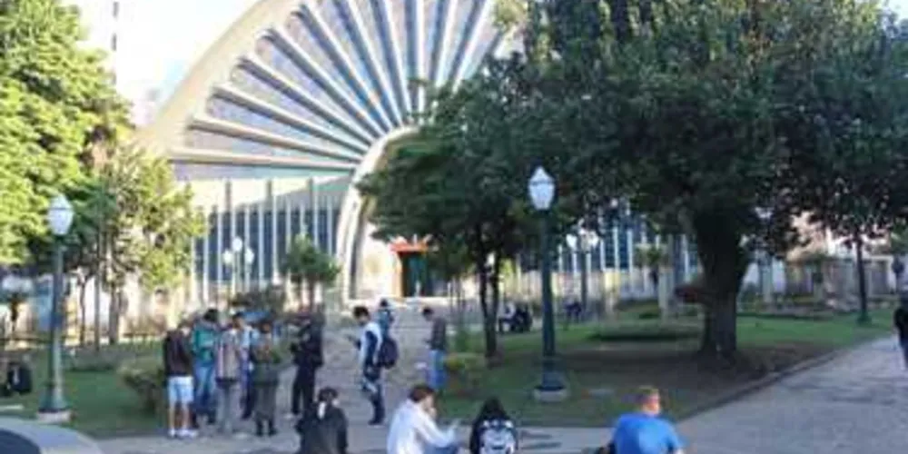 Febre do Pokémon Go toma conta de praças em PG
