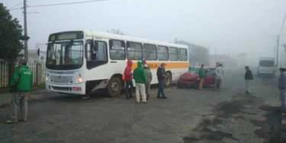 Imagem ilustrativa da imagem Colisão entre carro e ônibus fere mulher em Castro