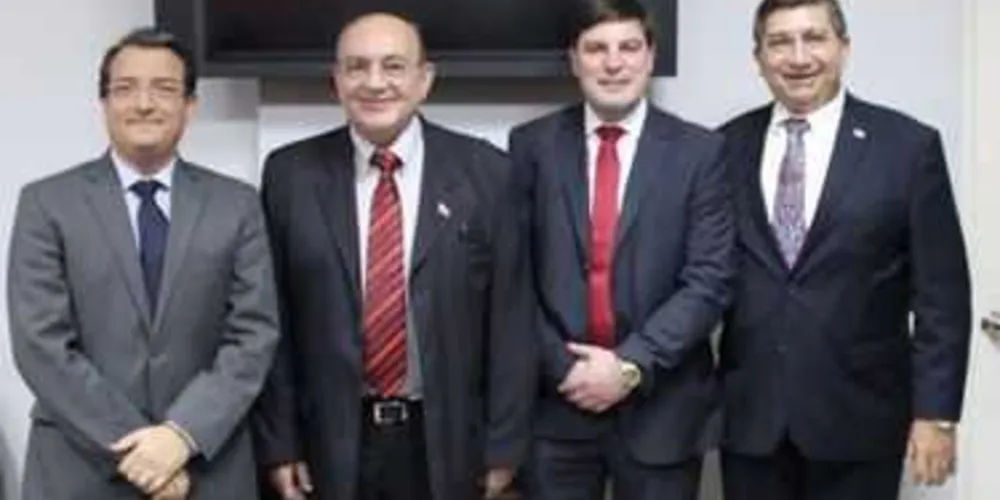 O ministro de Indústria e Comércio do Panamá, Néstor Gonzáles, o cônsul do Panamá no Paraná, Peter Miranda, o presidente da Câmara de Comércio Brasil-Panamá, empresário Marcos Zampieri, e o embaixador do Panamá no Brasil, Emílio Vergara 

 