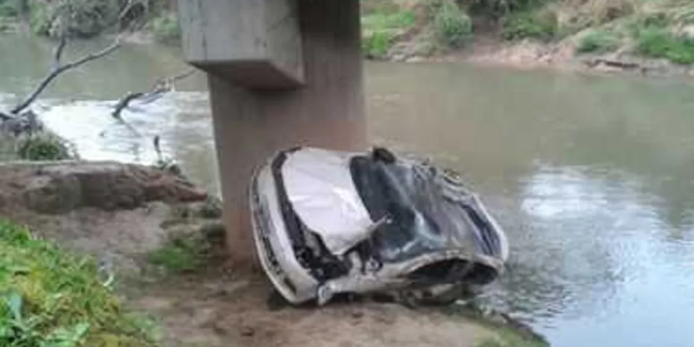 Carro caiu dentro de rio na PR-151