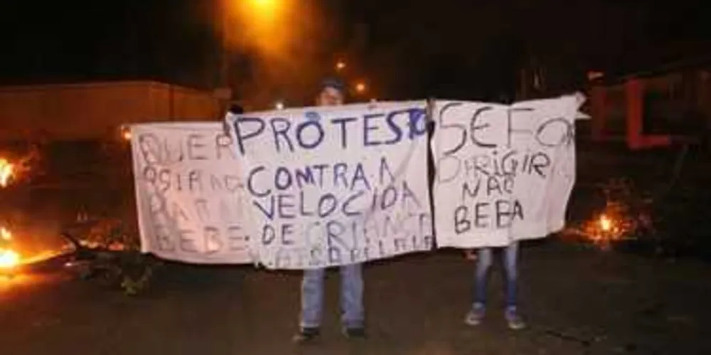 Protesto aconteceu na noite desta terça-feira
