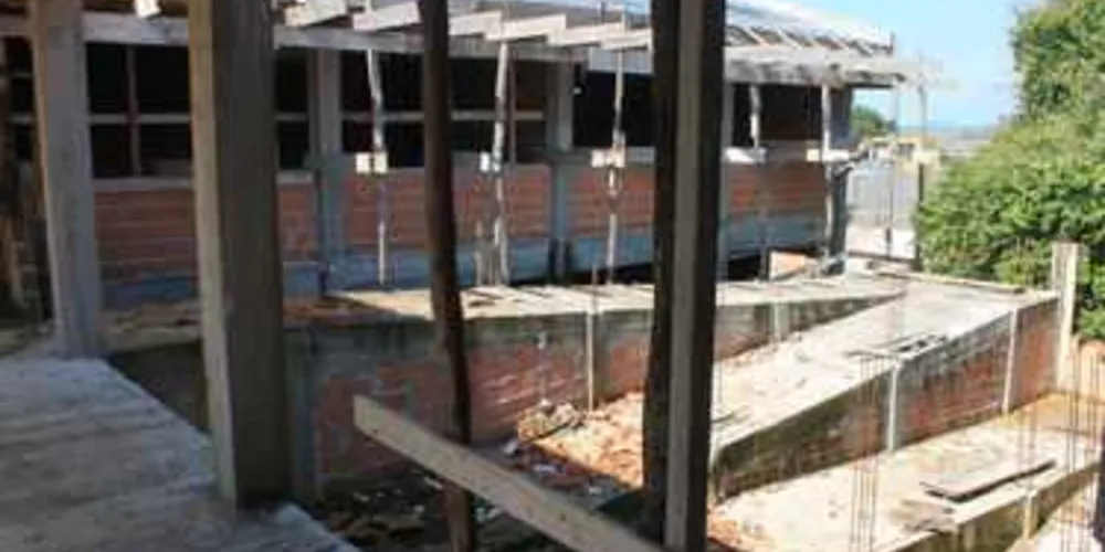Obras de escola estão abandonadas desde agosto de 2015