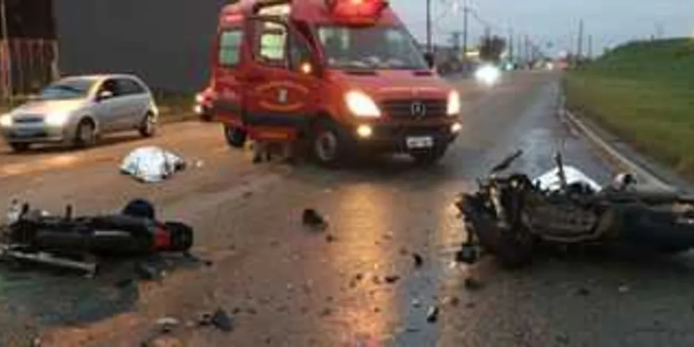 Imagem ilustrativa da imagem Motociclistas morrem na hora após colisão em Curitiba