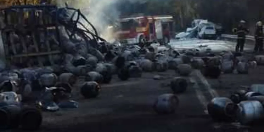 Imagem ilustrativa da imagem Caminhão com botijões de gás explode em colisão com carreta em SC