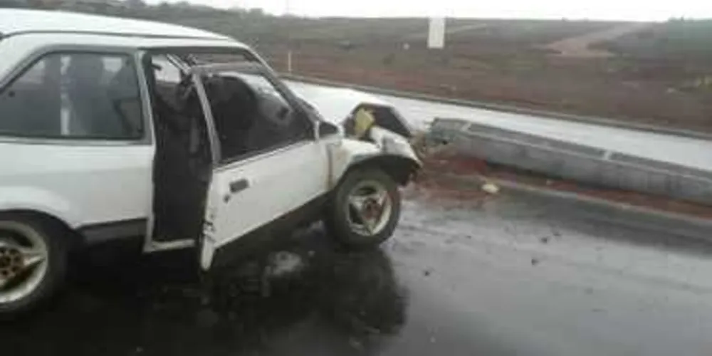 Carro derrubou um poste próximo ao Parque dos Pinheiros