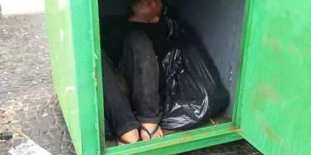 Morador foi flagrado dormindo dentro de um lixão