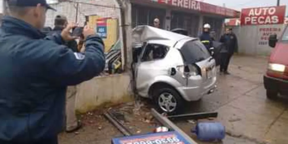 Carro bateu contra muro de estabelecimento comercial