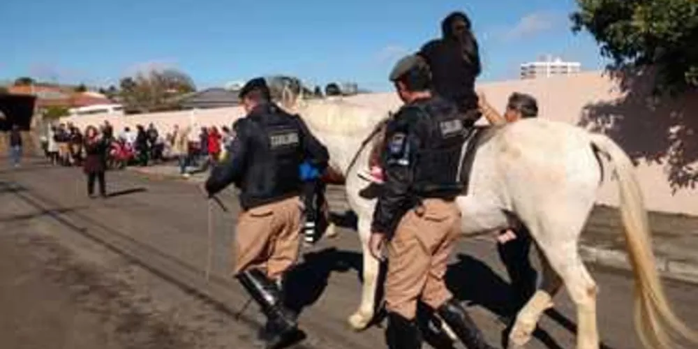 Imagem ilustrativa da imagem Pelotão Montado se apresenta para crianças da Apacd