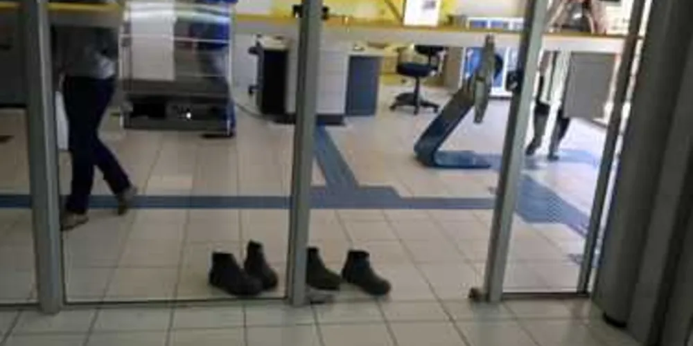 Imagem ilustrativa da imagem Trabalhadores têm que tirar botas para entrar em banco
