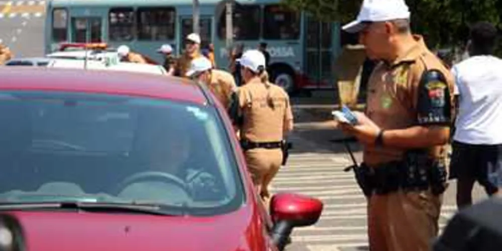 Blitz apreendeu 15 veículos na noite de terça-feira