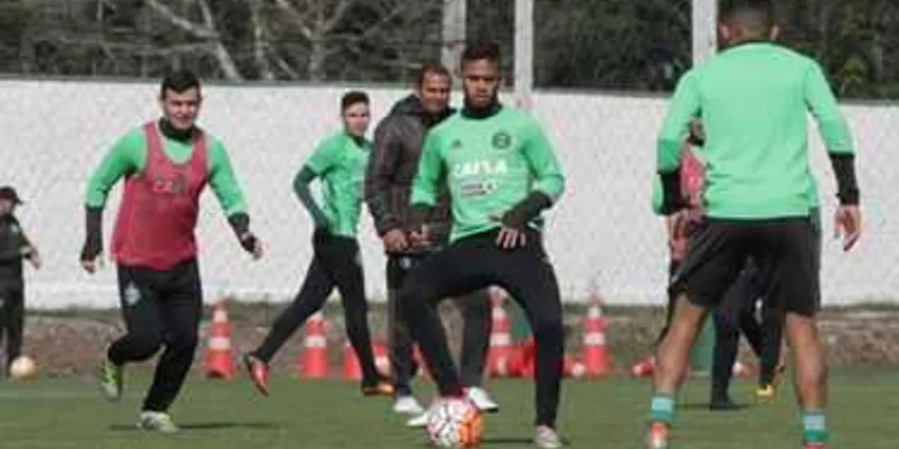 Imagem ilustrativa da imagem Coritiba e Vitória fazem duelo pela Sul-Americana