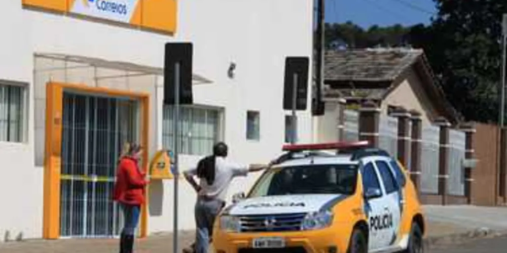 Criminosos fugiram em uma motocicleta de cor preta
