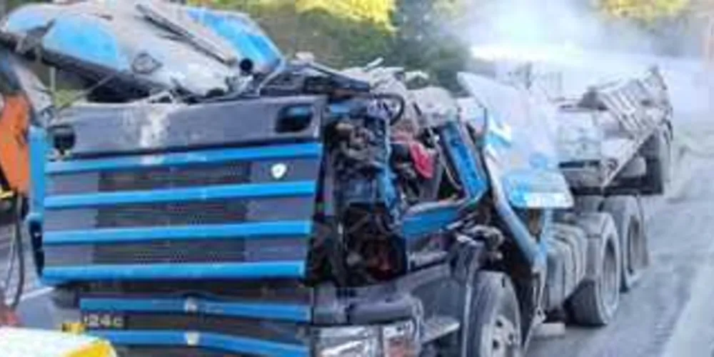 Imagem ilustrativa da imagem Caminhão fica sem freio, bate contra veículos e uma pessoa morre na 376