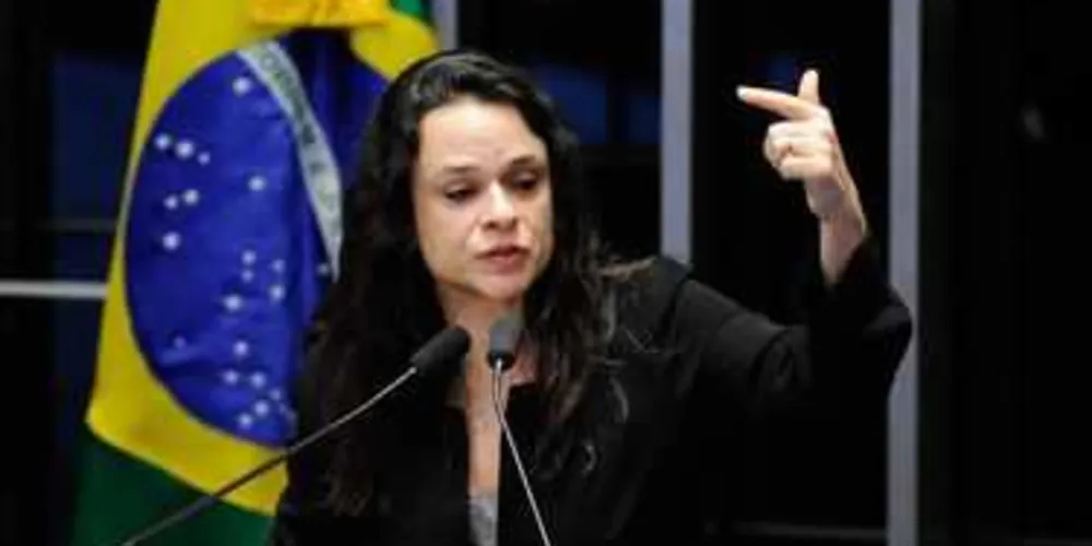Imagem ilustrativa da imagem Janaína Paschoal diz que é "defensora do Brasil"