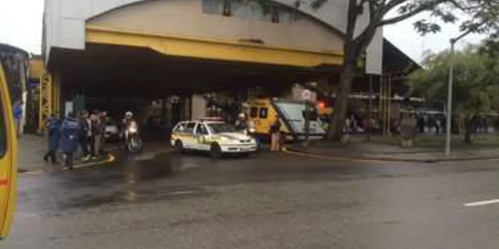 Imagem ilustrativa da imagem Suspeito de roubo invade ônibus e Polícia fecha Terminal Central