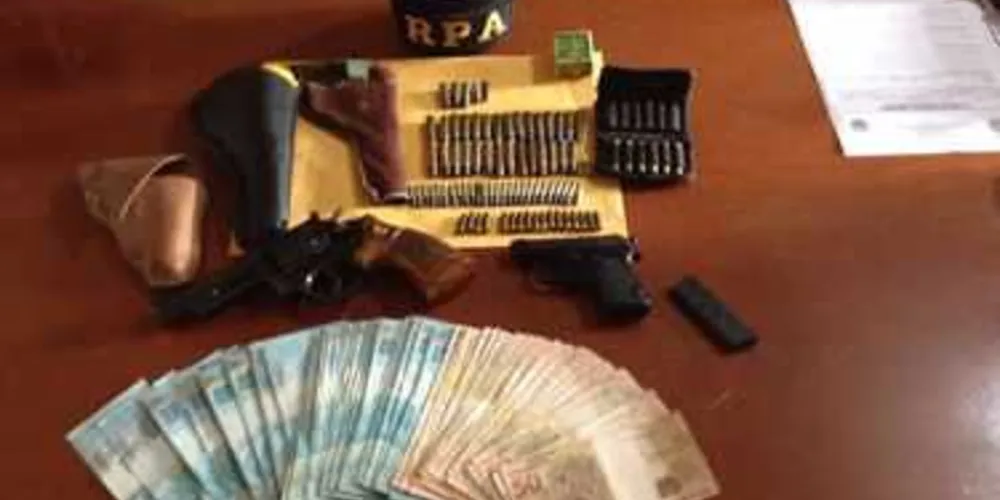 Armas, munições e dinheiro foram levados para a Delegacia