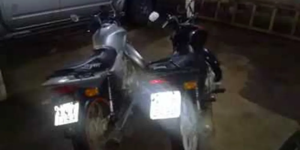 Motos foram apreendidas na casa do primo do suspeito de homicídio